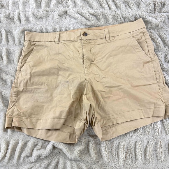 Old Navy Pants - Old Navy Everyday Short Mid-Rise Khaki Shorts Size 14